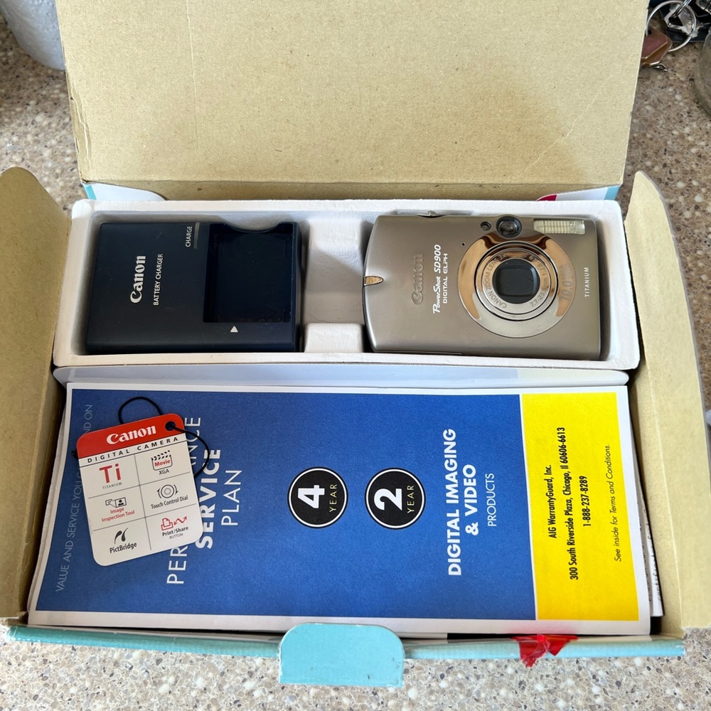 Canon PowerShot SD900 Digital ELPH with Kenneth Cole black leather case